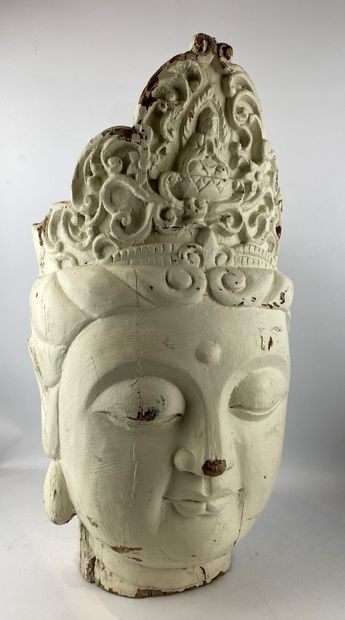  Importante tête de bouddha en bois sculpté peint, anciennement laquée Sud-Est Asiatique...