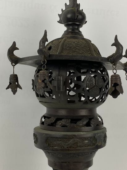  Brûle-parfum en bronze formant pagode Japon Dans sa partie supérieur il est ajouré...