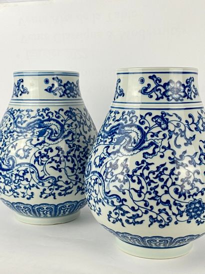  Paire de vases en céramique bleu blanc aux dragons Chine, Moderne A décor de dragons...