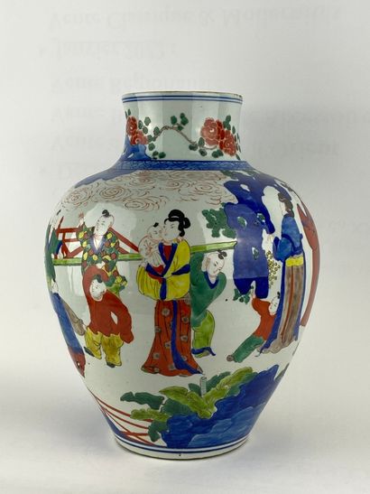 Vase balustre en porcelaine émaillé Chine,...