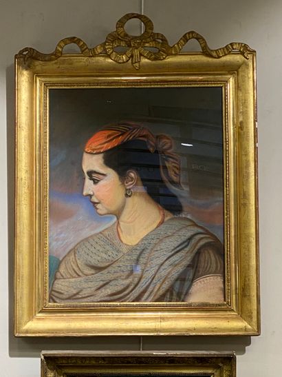  Ecole orientaliste du XXe siècle Portrait de femme au turban Pastel Dim (à vue)...