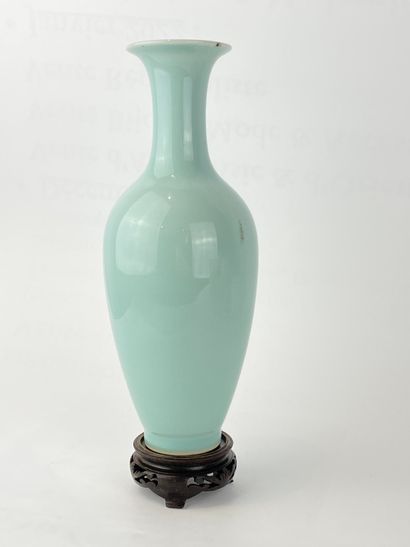 Vase en porcelaine monochrome bleu dit 