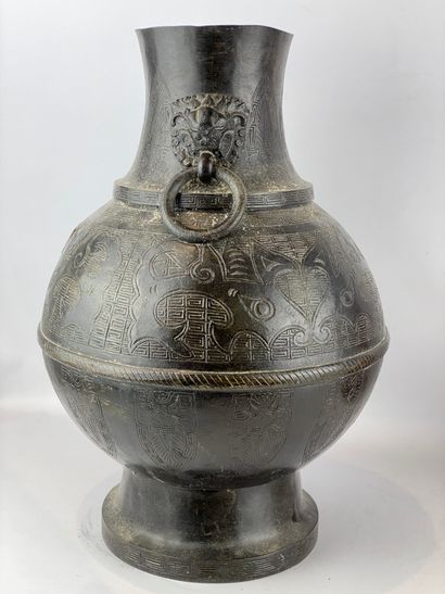  Vase balustre en bronze Chine Décoré de masques de taotie stylisés sur fond de frises...