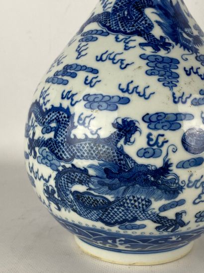 Vase piriforme en porcelaine bleu blanc, aux cinq dragons Chine A pied court annulaire,...