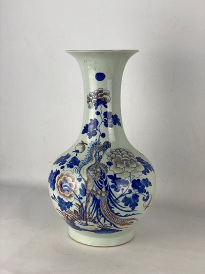  Vase balustre au phénix et chrysanthèmes Chine, De style Kangxi A col annulaire,...
