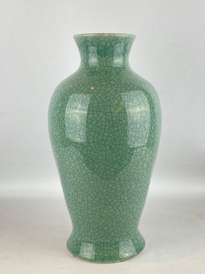  Grand vase balustre en céramique craquelé céladon Chine, XXe siècle (percé pour...