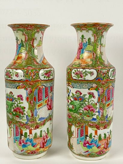  Paire de vases balustre en porcelaine émaillée polychrome, Canton Chine A décor...