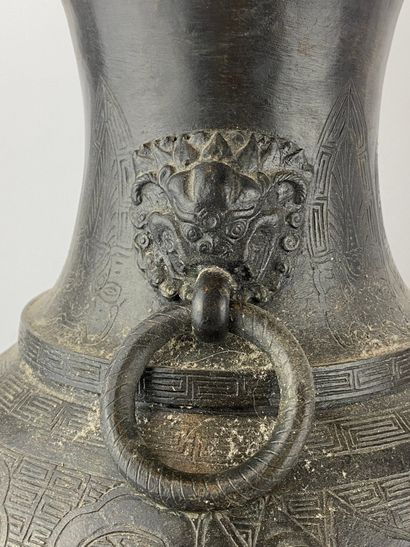  Vase balustre en bronze Chine Décoré de masques de taotie stylisés sur fond de frises...