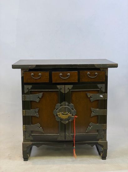  Small wooden chest China or Vietnam Opening...