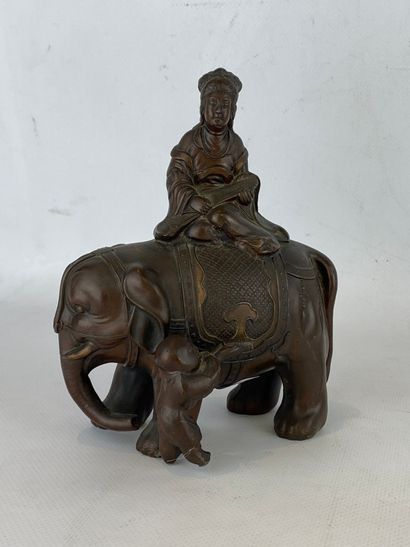 Okimono en bronze à patine brune Japon, vers 1900 Jeune femme assise sur un éléphant...