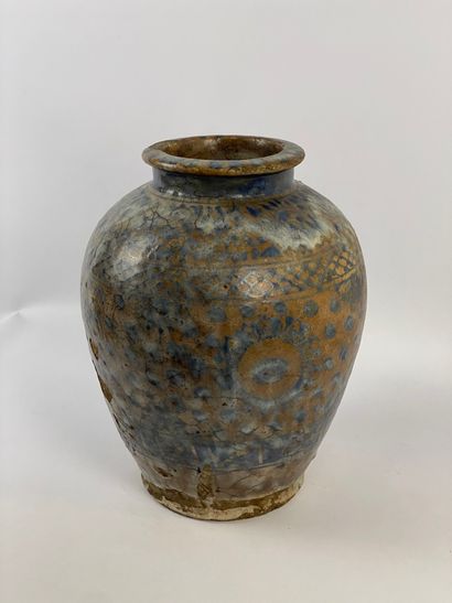  Grand vase en terre cuite émaillée bleu et ocre Perse, A motifs géométriques et...