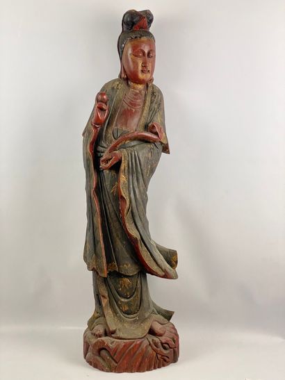  Grande Guanyin en bois laqué Chine Représentée debout, vêtue d'une longue robe,...