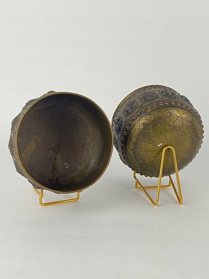  Ensemble de deux (2) bols en alliage doré Tibet ou Inde Richement décoré de médaillons...