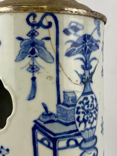  Vase rouleau en porcelaine bleu blanc Chine Il est ajouré de formes géométriques...