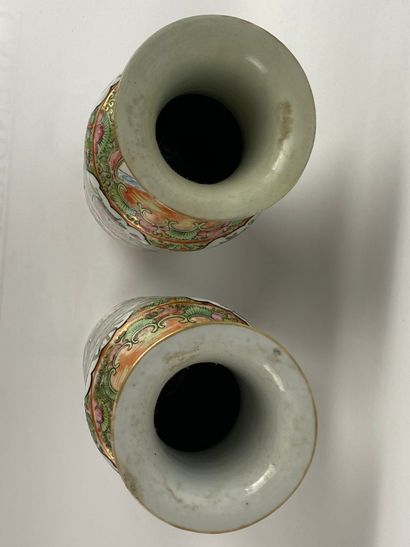  Paire de vases balustre en porcelaine émaillée polychrome, Canton Chine A décor...