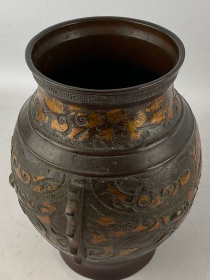  Vase en bronze à patine brune et réhaut doré Chine Orné de frises géométriques sur...