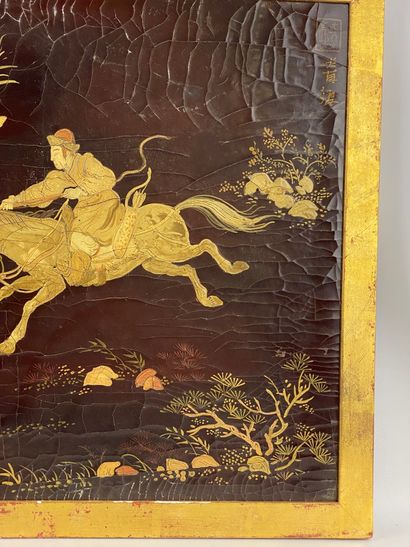  Panneau laqué noir et doré aux chevaux Dans le goût chinois Scène animée aux chevaux...