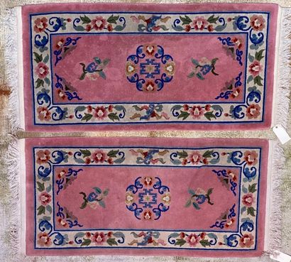  Paire de tapis chinois Sur fond rose à décor...