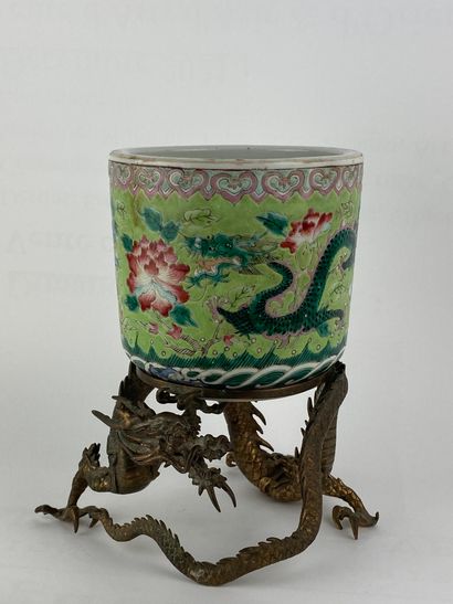  Pot en porcelaine émaillé dans le style de la "Famille Rose" Chine Sur fond vert...