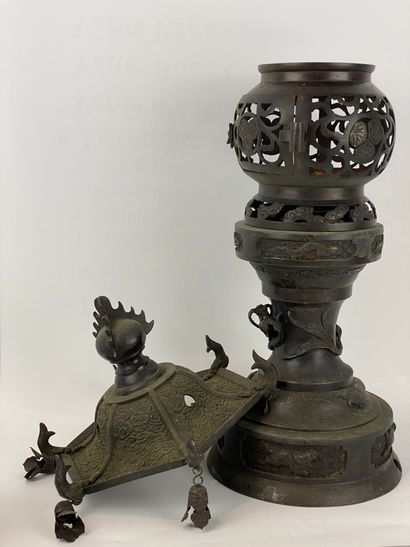  Brûle-parfum en bronze formant pagode Japon Dans sa partie supérieur il est ajouré...