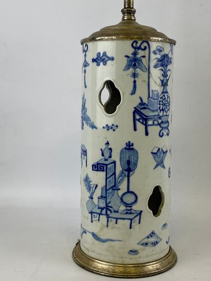  Vase rouleau en porcelaine bleu blanc Chine Il est ajouré de formes géométriques...