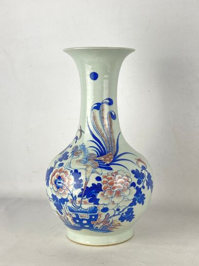  Vase balustre au phénix et chrysanthèmes Chine, De style Kangxi A col annulaire,...