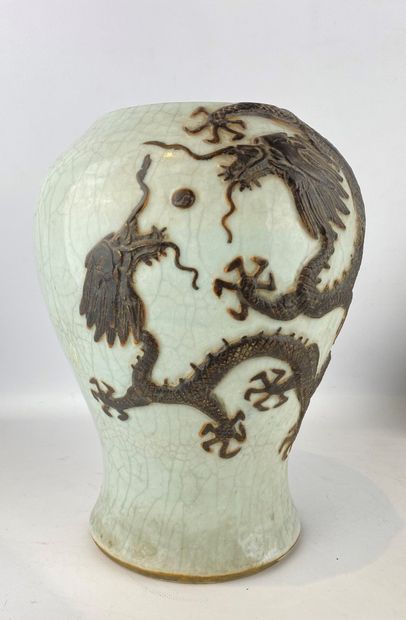 Vase balustre en grès émaillé craquelé, Nankin Chine A décor de deux dragons en...