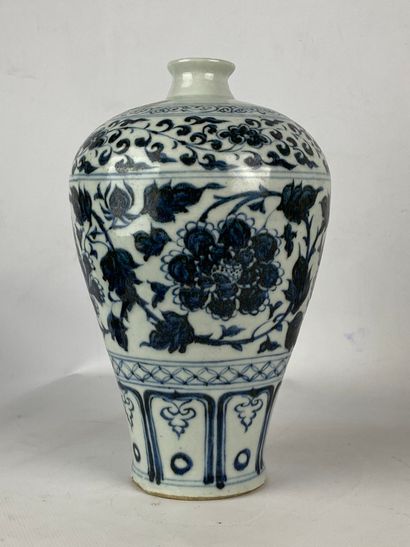Vase de forme meiping en porcelaine bleu...