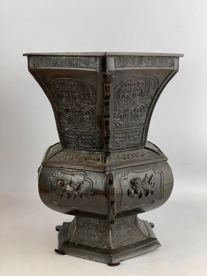  Vase quadrangulaire en bronze à patine brune Chine, XXème A décor de masques de...