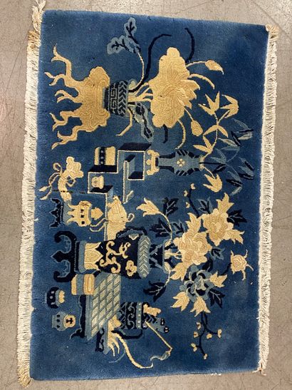  Tapis sur fond bleu thème des "Cent Antiquités" Chine 60x94cm 