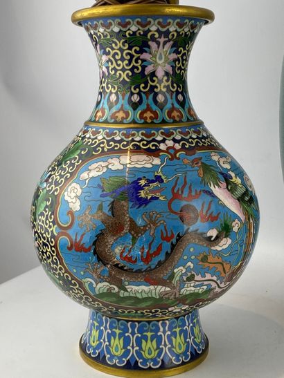  Ensemble de deux (2) vases en émaux cloisonnés Chine, L'un au décor de dragons s'affrontant...