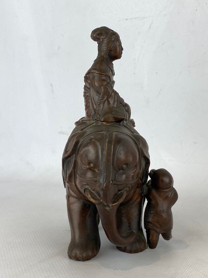  Okimono en bronze à patine brune Japon, vers 1900 Jeune femme assise sur un éléphant...