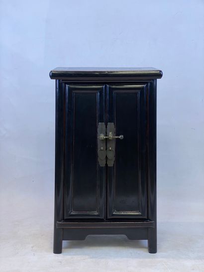  Petite armoire en bois noirci Dans le goût chinois Ouvrant à deux portes et découvrant...