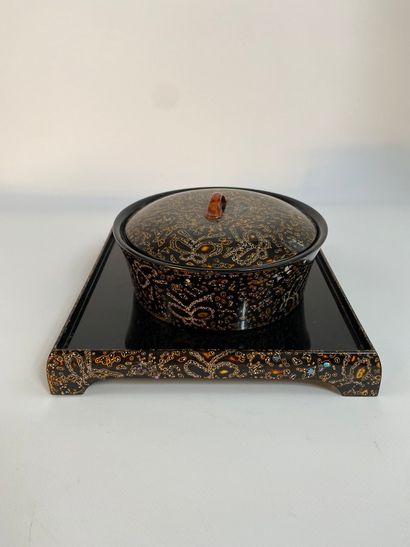 [X] Round covered box in speckled lacquered...