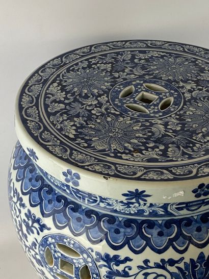  Tabouret en porcelaine bleu blanc Chine A décor en bleu de fleurs de lotus et frises...