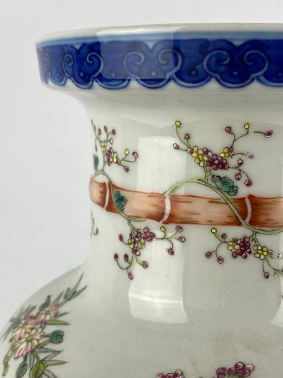  Vase balustre en céramique et émaux polychromes Chine, République MINGUO (1912-1949)...