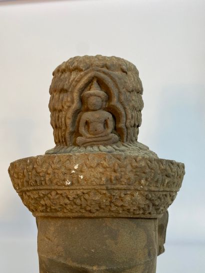  Tête de divinité masculine en grès Moderne Tête de divinité masculine, Avalokiteshvara,...