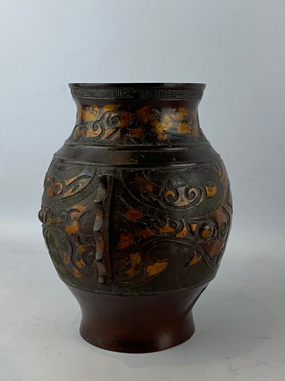  Vase en bronze à patine brune et réhaut doré Chine Orné de frises géométriques sur...