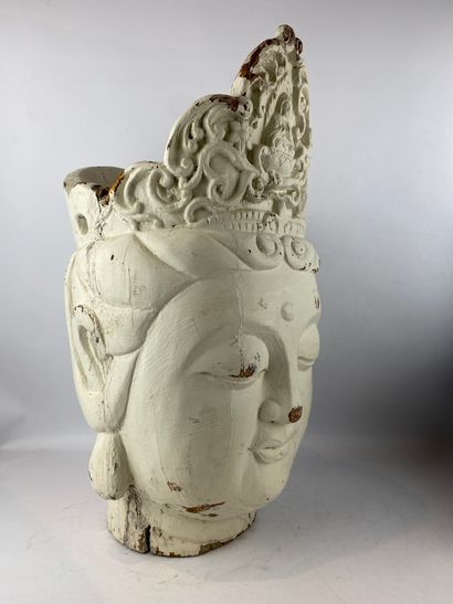  Importante tête de bouddha en bois sculpté peint, anciennement laquée Sud-Est Asiatique...