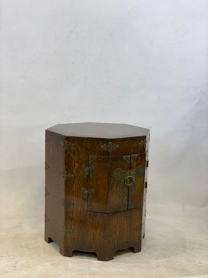  Petit coffre octogonal en bois et charnières en métal Chine ou Vietnam H: 43 cm...