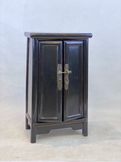  Petite armoire en bois noirci Dans le goût chinois Ouvrant à deux portes et découvrant...