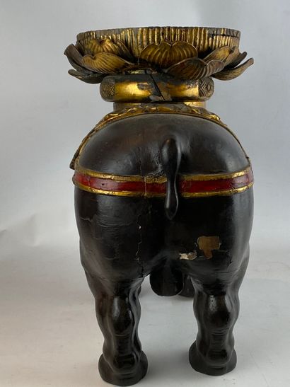  Sujet en bois sculpté polychrome doré laqué représentant un éléphant Sud-Est asiatique...