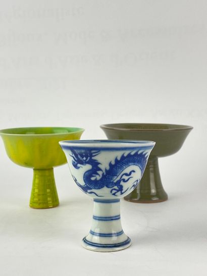  Ensemble de trois (3) petites coupes sur pied en porcelaine émaillée Chine Comprenant...