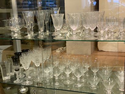  Important ensemble de parties de service de verres en cristal taillé et verre moulé...