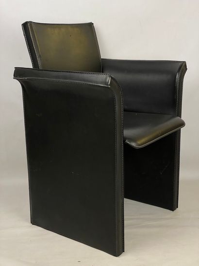  QUIA SOSSANO Trois fauteuils en cuir Italie H: 89 cm - L: 68 cm - P: 36 cm 