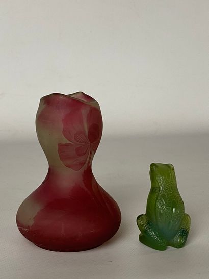  LALIQUE France Sujet grenouille en cristal moulé-pressé vert H. : 5.5 cm On joint...