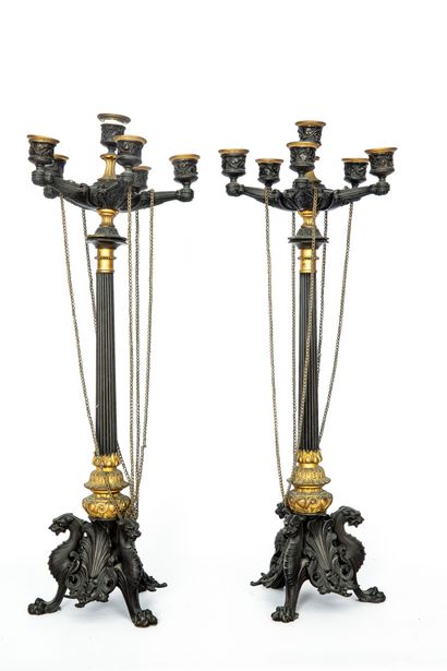  Paire de candélabres à six bras de lumière en bronze patiné et doré, le fût en colonne...