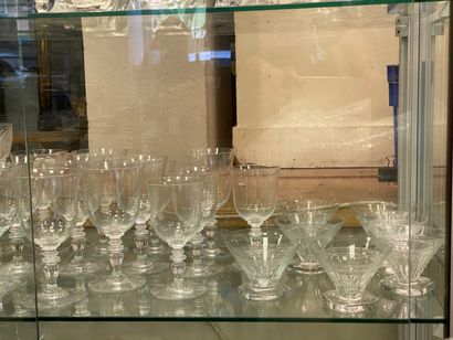  Important ensemble de parties de service de verres en cristal taillé et verre moulé...