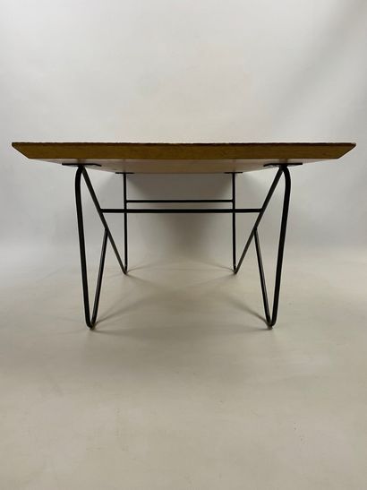  Dans le goût de René Jean CAILLETTE Table basse en bois et piètement en métal peint...