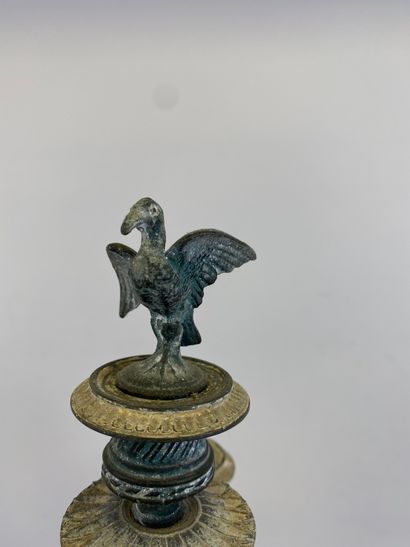  Paire de candélabres en bronze patiné sommés d'un aigle à cinq lumières (oxydations)...